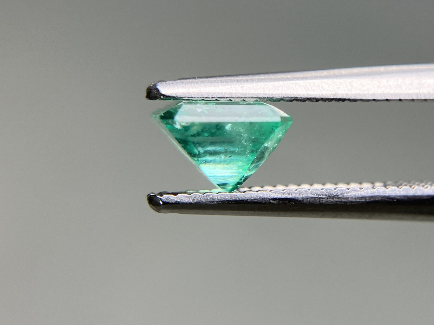 エメラルド 天然 0.924ct 宝石ソーティング付き 5.9㎜×5.7㎜×4.1㎜ ルース（ 裸石 ） 7034YY