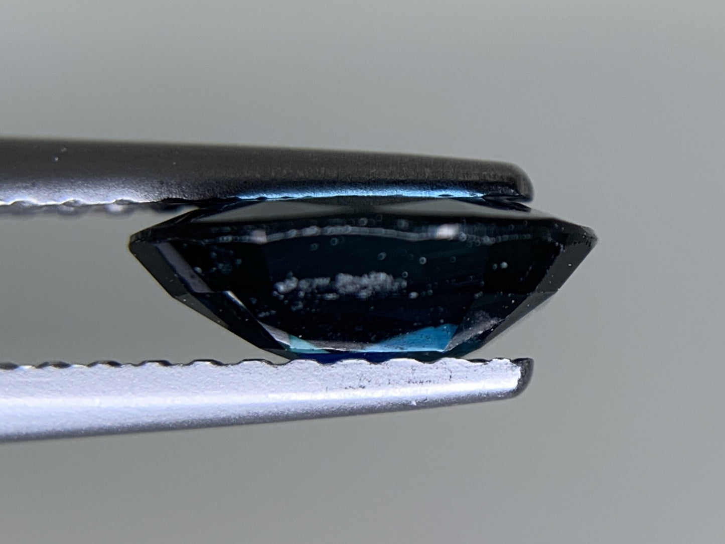 サファイア 天然 1.417ct 宝石ソーティング付き 8.1㎜×6.3㎜×2.9㎜ ルース（ 裸石 ） 7715Y