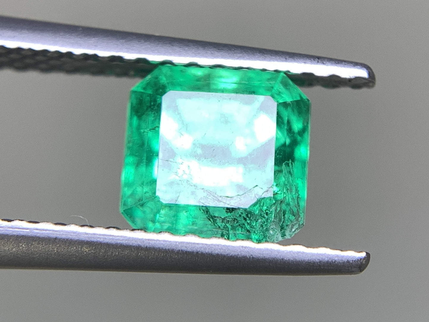 エメラルド 1.231ct 宝石ソーティング付き  6.2㎜×6.1㎜×5.0㎜   ルース（ 裸石 ） 2380Y