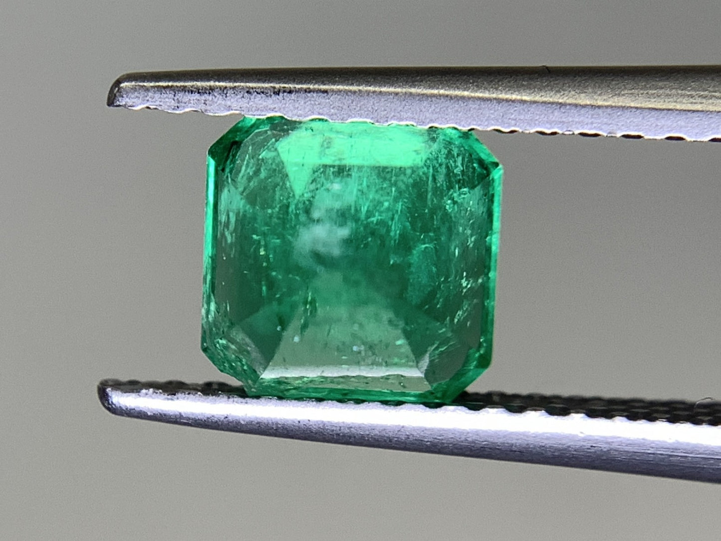 エメラルド 1.231ct 宝石ソーティング付き  6.2㎜×6.1㎜×5.0㎜   ルース（ 裸石 ） 2380Y