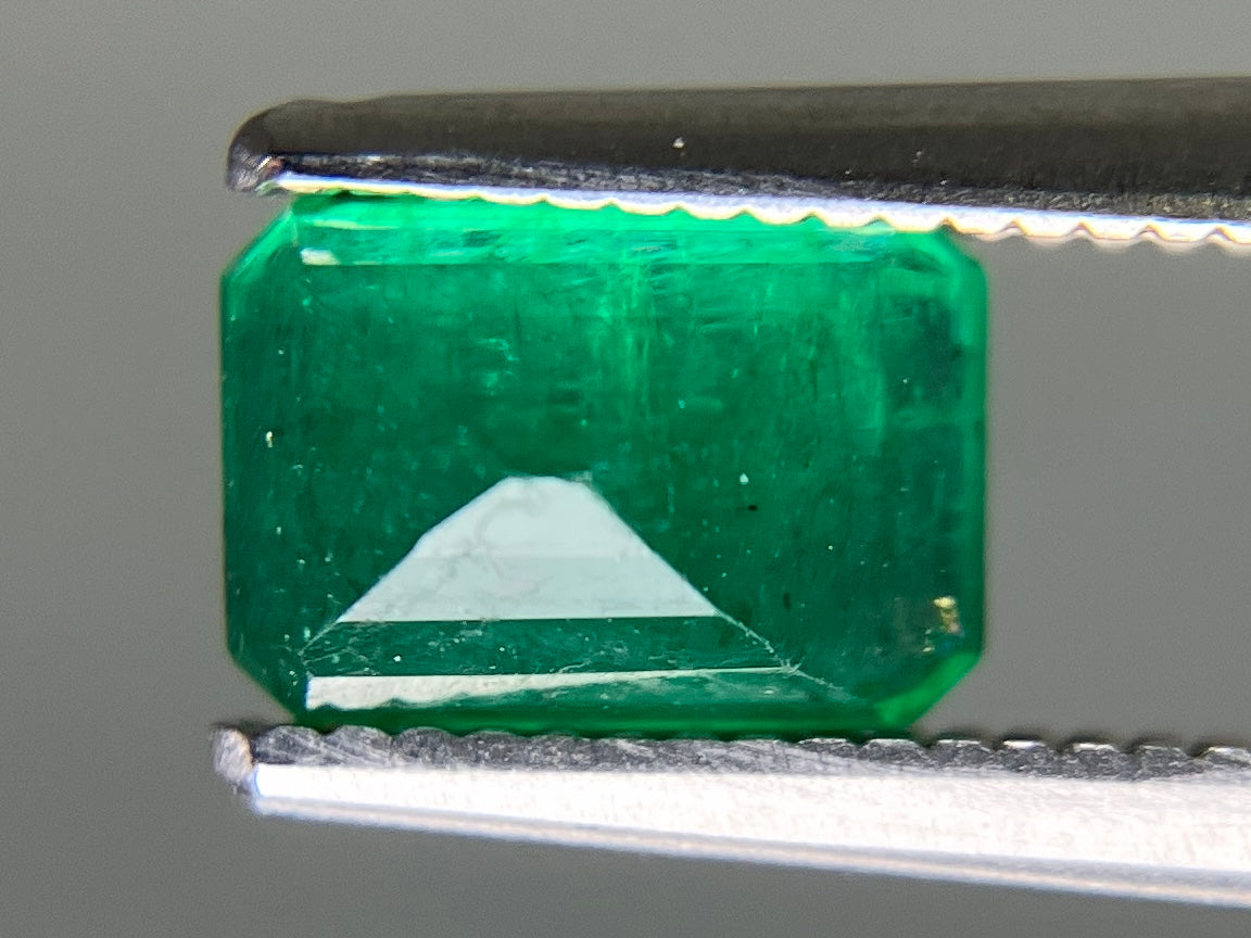 エメラルド 天然 1.015ct 中央宝石ソーティング付き 7.03㎜×4.87㎜×3.83㎜ ルース（ 裸石 ） 6940YY