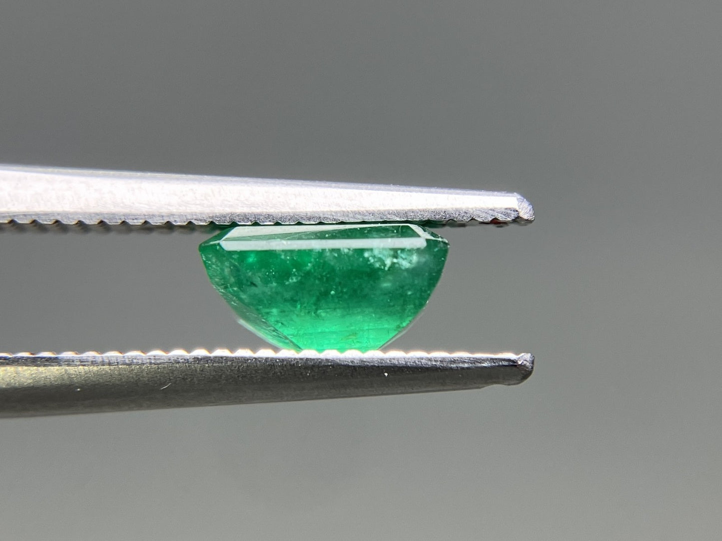 エメラルド 天然 1.015ct 中央宝石ソーティング付き 7.03㎜×4.87㎜×3.83㎜ ルース（ 裸石 ） 6940YY