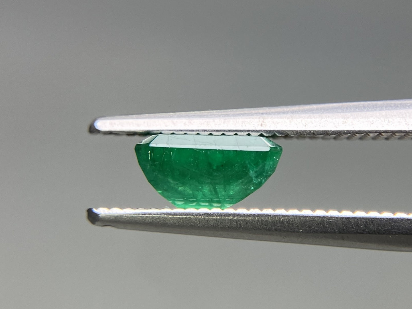 エメラルド 天然 1.015ct 中央宝石ソーティング付き 7.03㎜×4.87㎜×3.83㎜ ルース（ 裸石 ） 6940YY