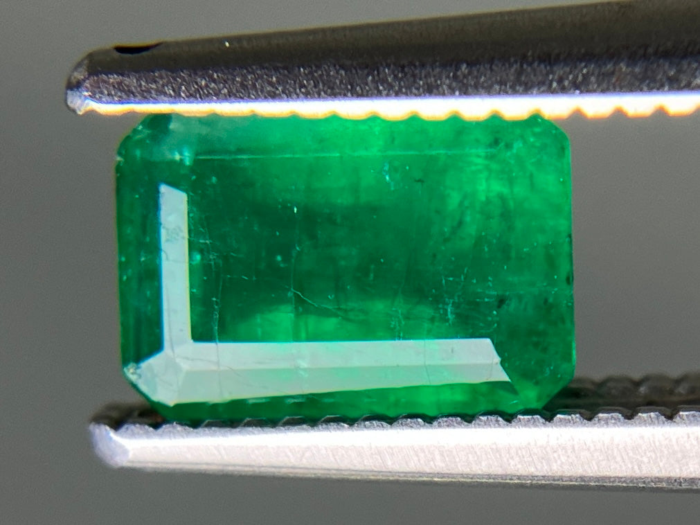 エメラルド 天然 1.015ct 中央宝石ソーティング付き 7.03㎜×4.87㎜×3.83㎜ ルース（ 裸石 ） 6940YY