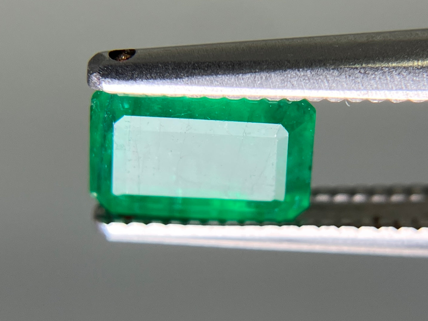エメラルド 天然 1.015ct 中央宝石ソーティング付き 7.03㎜×4.87㎜×3.83㎜ ルース（ 裸石 ） 6940YY