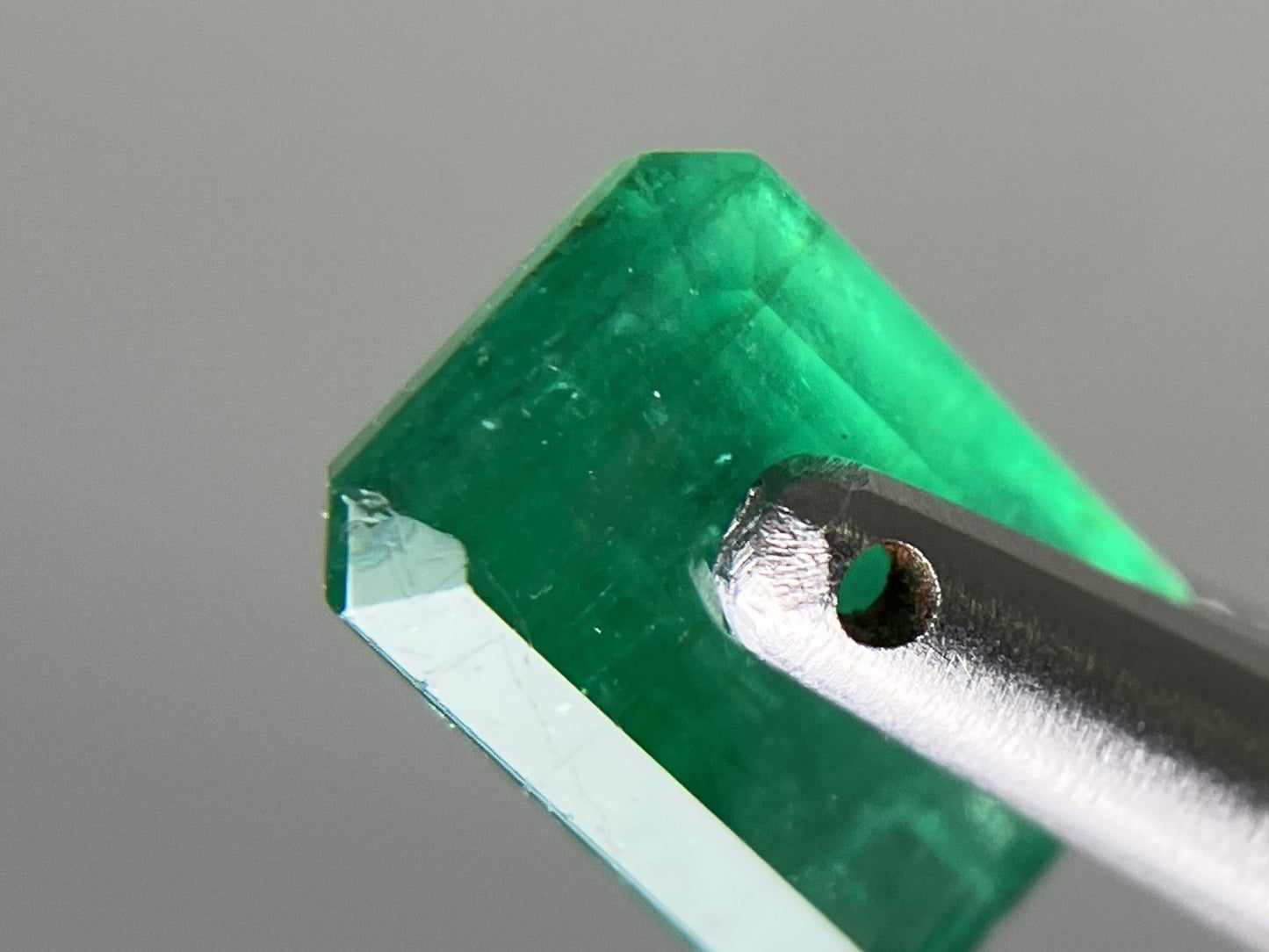 エメラルド 天然 1.015ct 中央宝石ソーティング付き 7.03㎜×4.87㎜×3.83㎜ ルース（ 裸石 ） 6940YY
