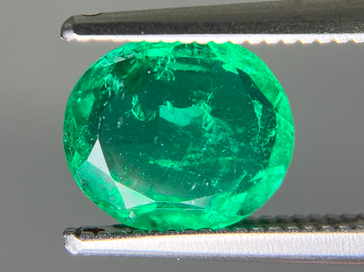 エメラルド 天然 1.305ct 中央宝石ソーティング付き 8.28㎜×7.20㎜×3.24㎜ ルース（ 裸石 ） 6930YY
