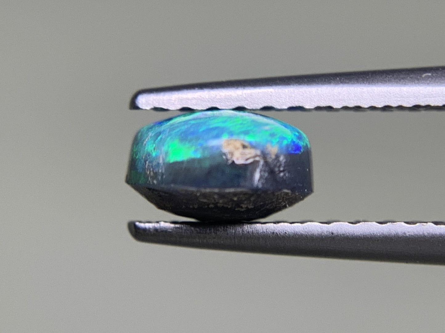 ブラックオパール 0.934ct 宝石ソーティング付き  7.3㎜×5.9㎜×3.5㎜  ルース（ 裸石 ） 3535Y