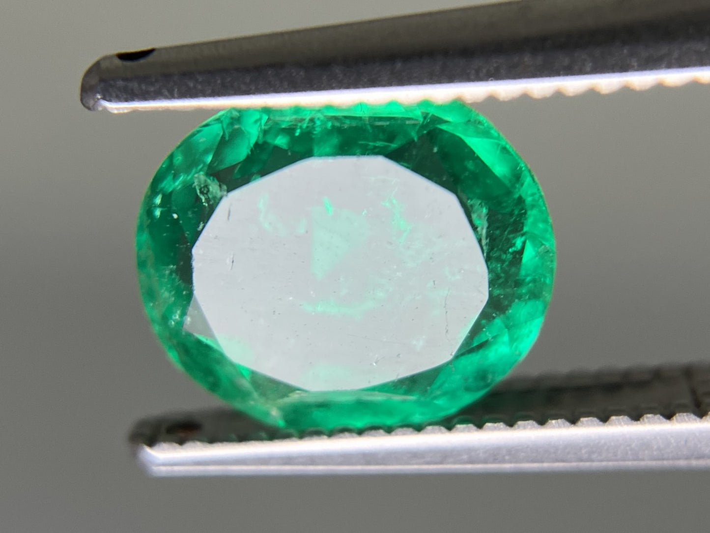 エメラルド 天然 1.305ct 中央宝石ソーティング付き 8.28㎜×7.20㎜×3.24㎜ ルース（ 裸石 ） 6930YY