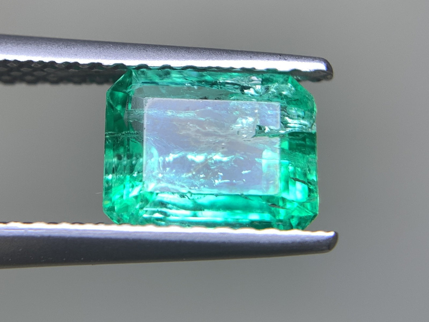 エメラルド 1.392ct 宝石ソーティング付き  7.6㎜×6.3㎜×3.8㎜  ルース（ 裸石 ） 2385Y