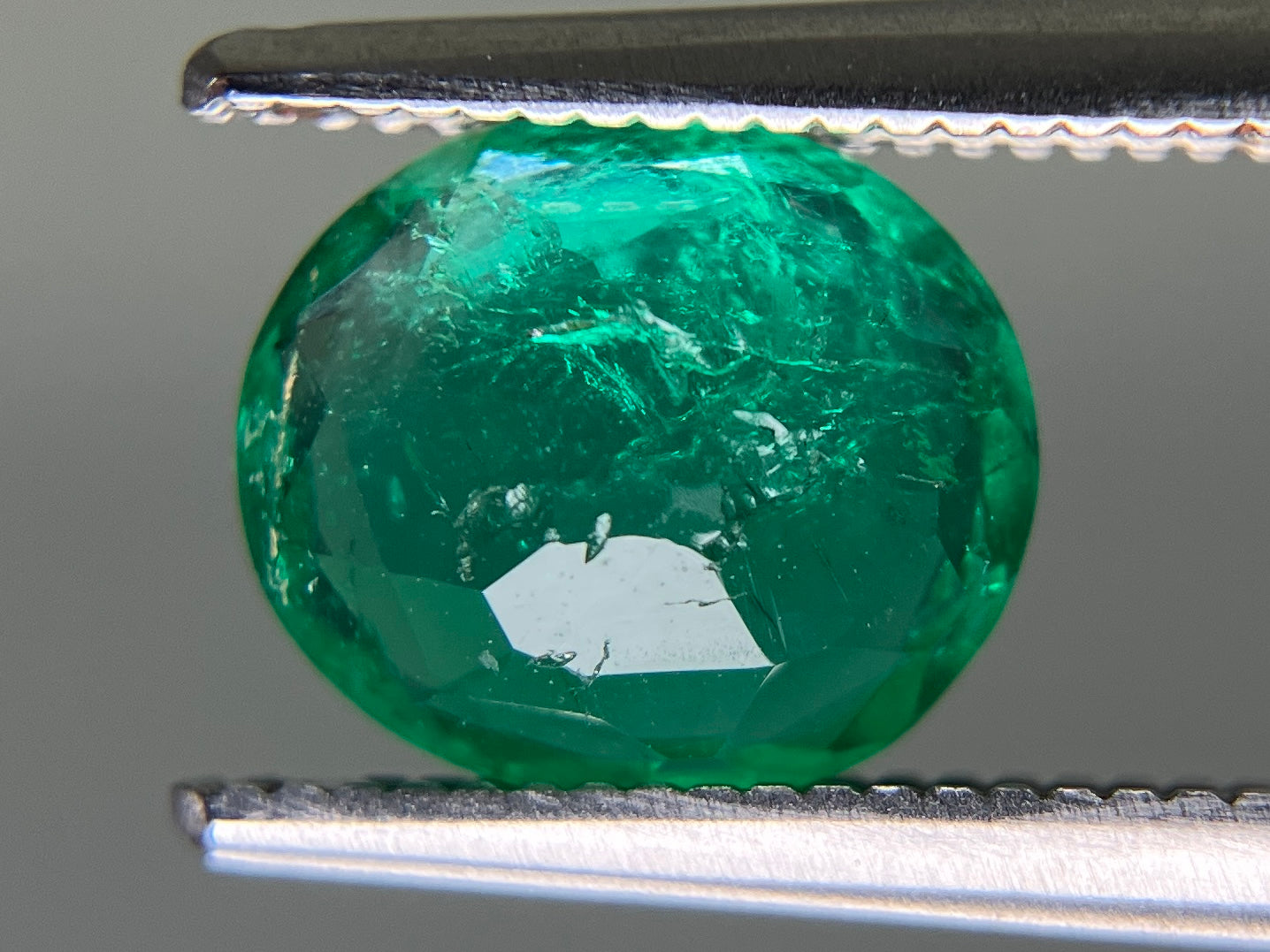 エメラルド 天然 1.305ct 中央宝石ソーティング付き 8.28㎜×7.20㎜×3.24㎜ ルース（ 裸石 ） 6930YY