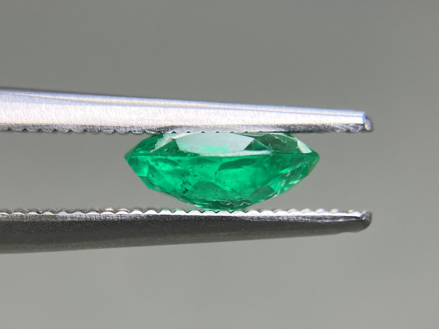 エメラルド 天然 1.305ct 中央宝石ソーティング付き 8.28㎜×7.20㎜×3.24㎜ ルース（ 裸石 ） 6930YY