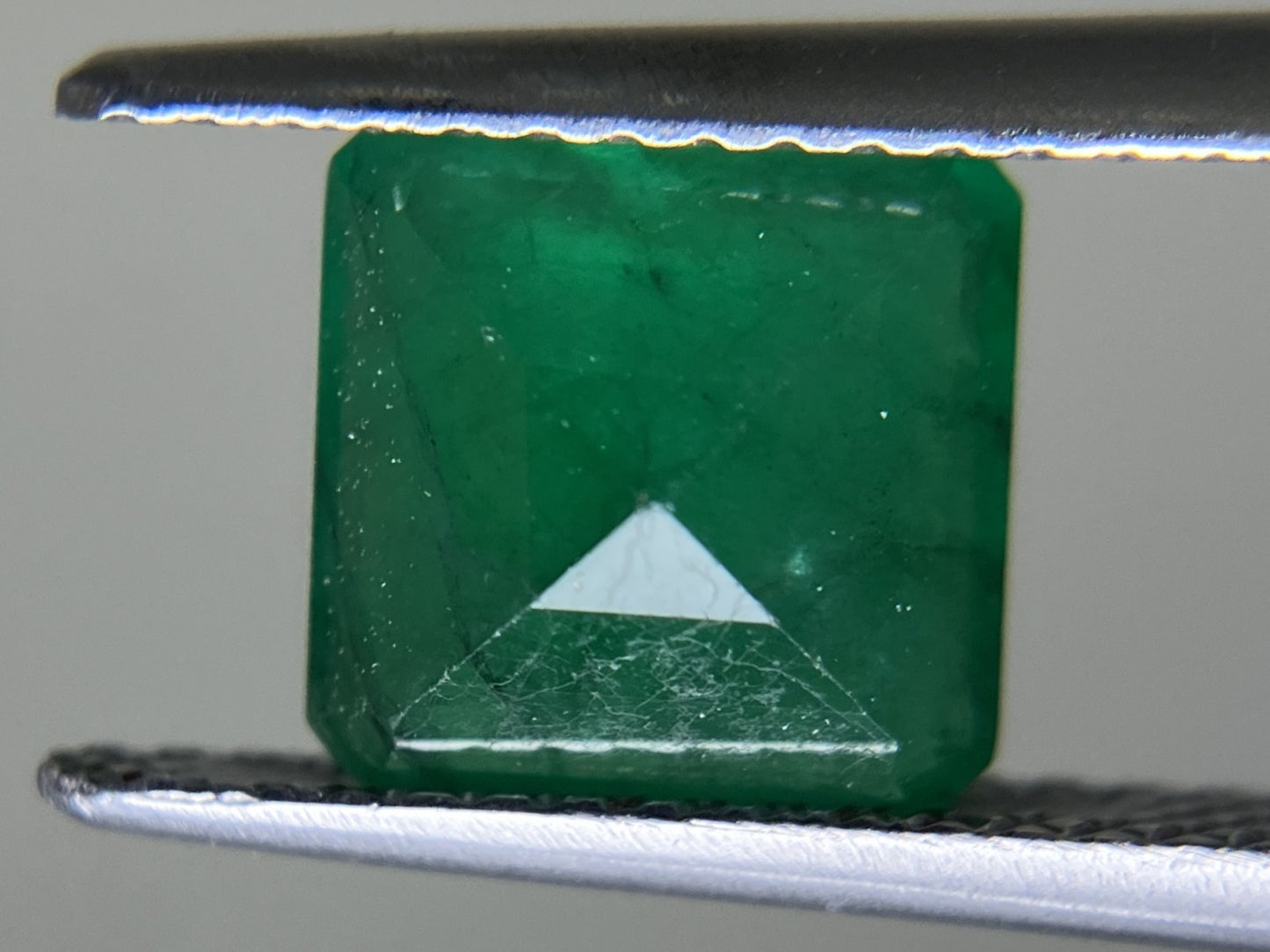 エメラルド 2.131ct 中央宝石ソーティング付き  7.68㎜×7.63㎜×4.78㎜  ルース（ 裸石 ） 4058YY