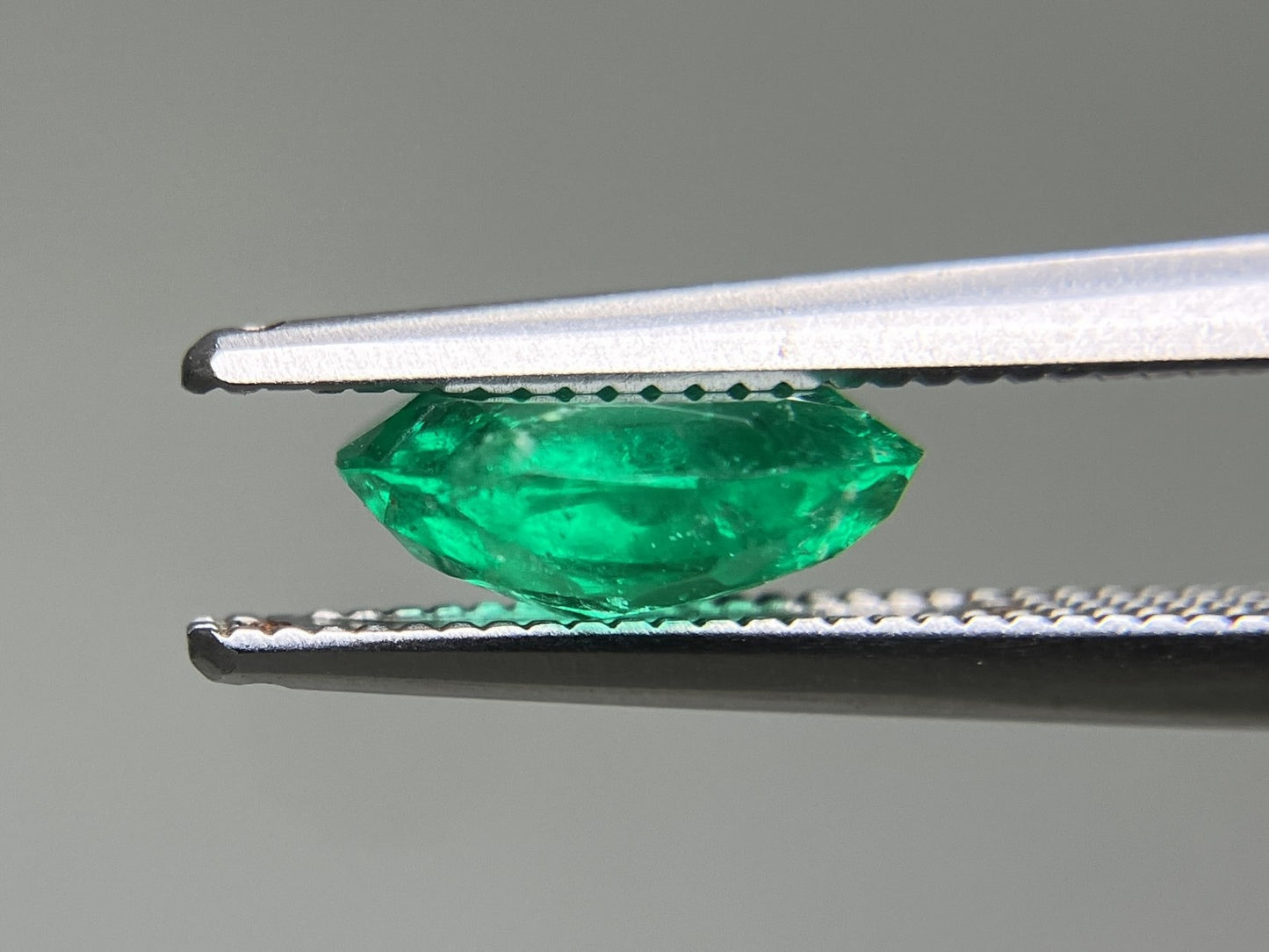 エメラルド 天然 1.305ct 中央宝石ソーティング付き 8.28㎜×7.20㎜×3.24㎜ ルース（ 裸石 ） 6930YY