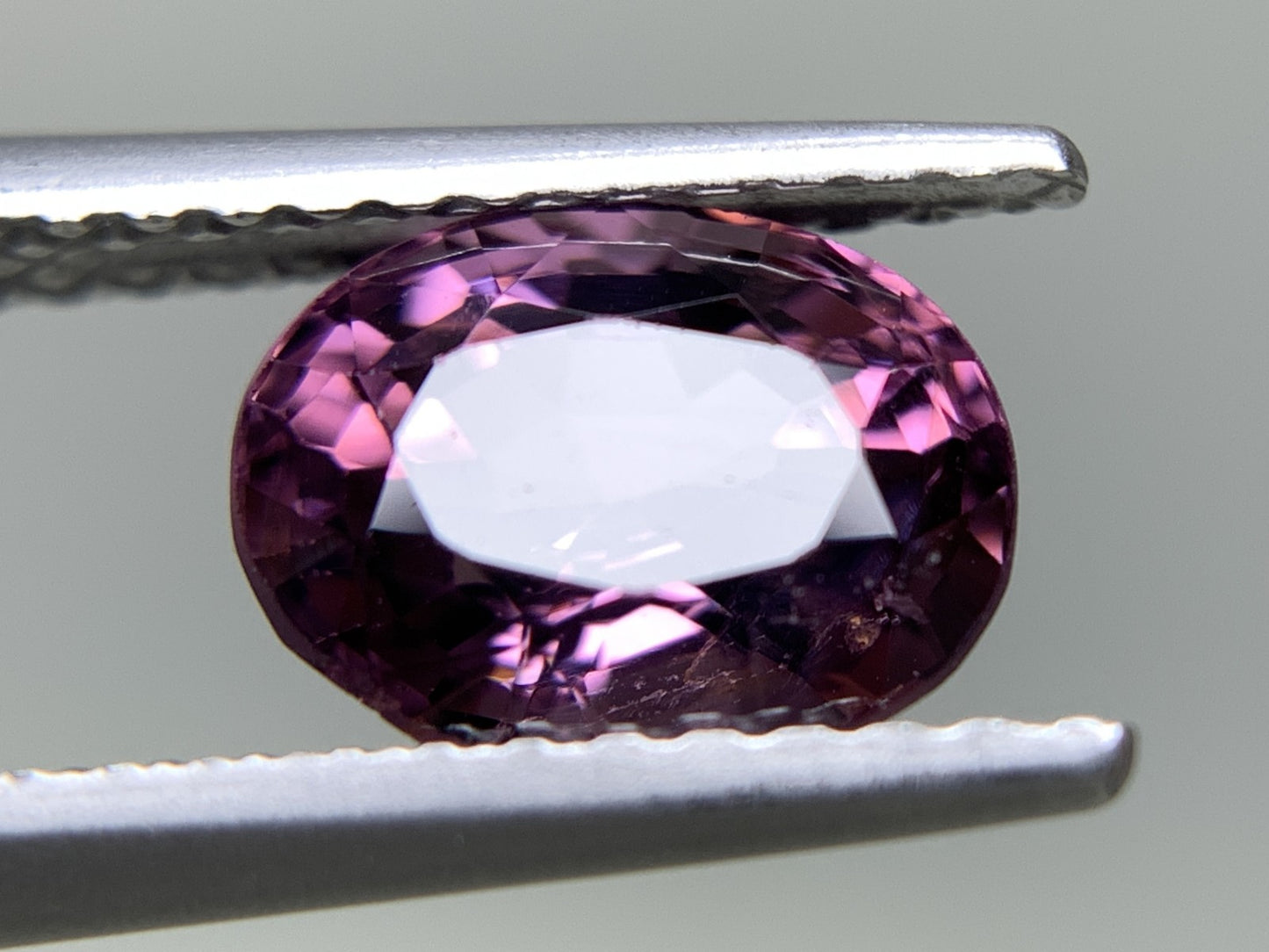 バイオレットスピネル 天然 1.634ct 宝石ソーティング付き 7.6㎜×6.1㎜×4.5㎜ ルース（ 裸石 ） 6588Y