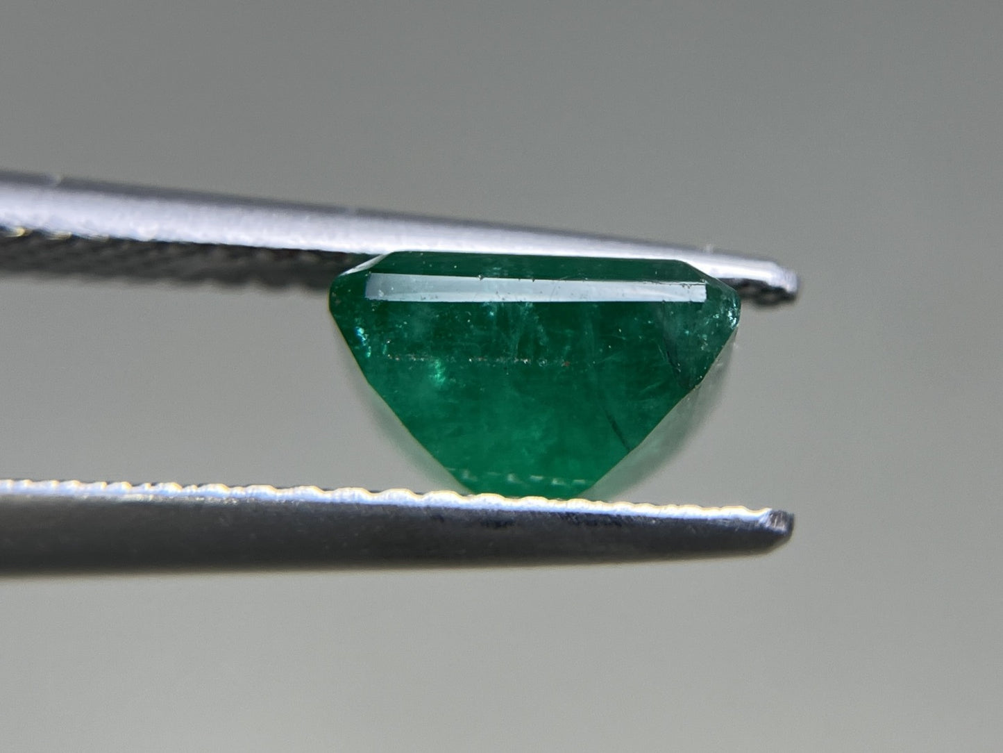 エメラルド 2.131ct 中央宝石ソーティング付き  7.68㎜×7.63㎜×4.78㎜  ルース（ 裸石 ） 4058YY