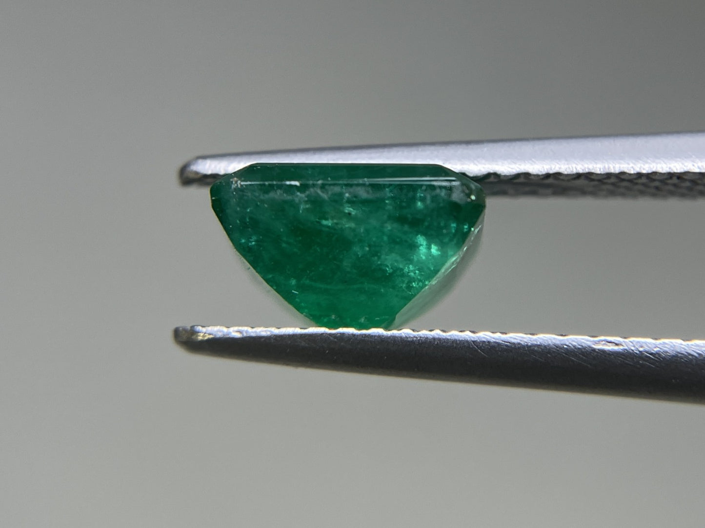 エメラルド 2.131ct 中央宝石ソーティング付き  7.68㎜×7.63㎜×4.78㎜  ルース（ 裸石 ） 4058YY