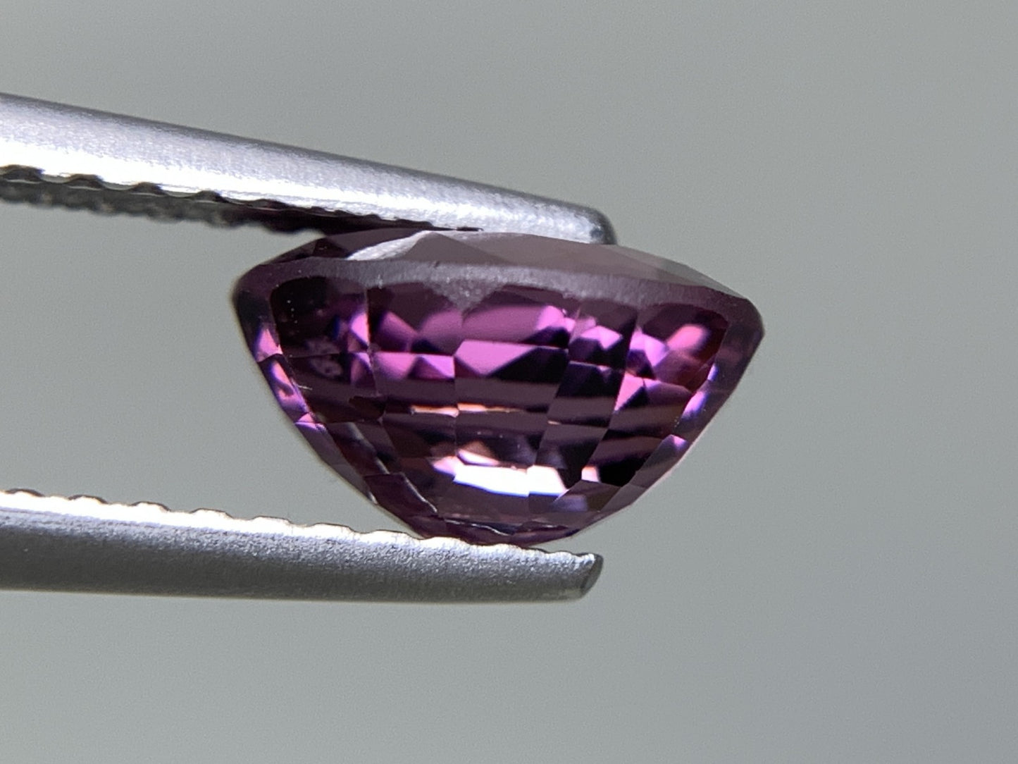 バイオレットスピネル 天然 1.634ct 宝石ソーティング付き 7.6㎜×6.1㎜×4.5㎜ ルース（ 裸石 ） 6588Y