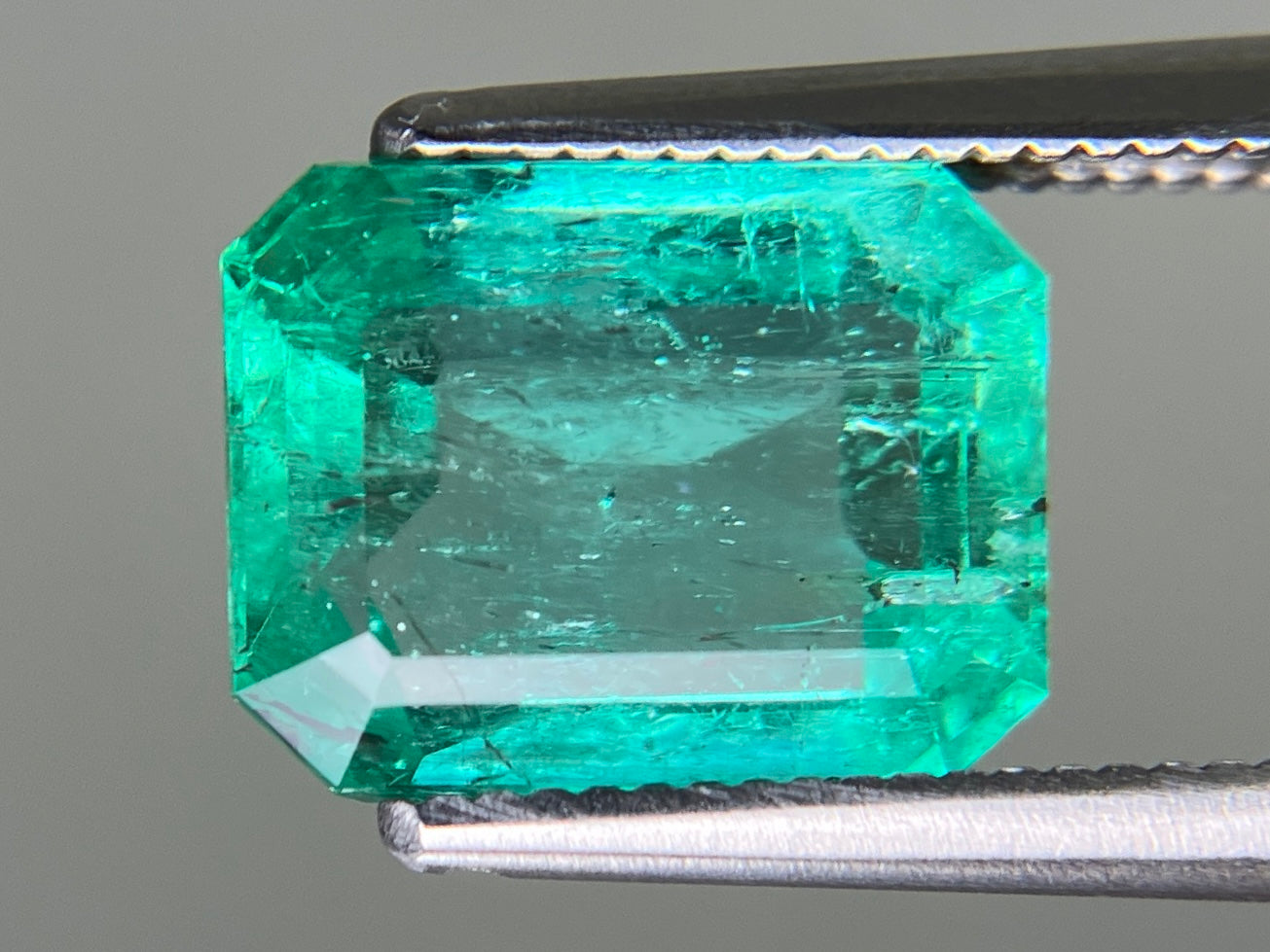エメラルド 天然 2.937ct 中央宝石ソーティング付き 9.77㎜×7.61㎜×4.87㎜ ルース（ 裸石 ） 6912YY
