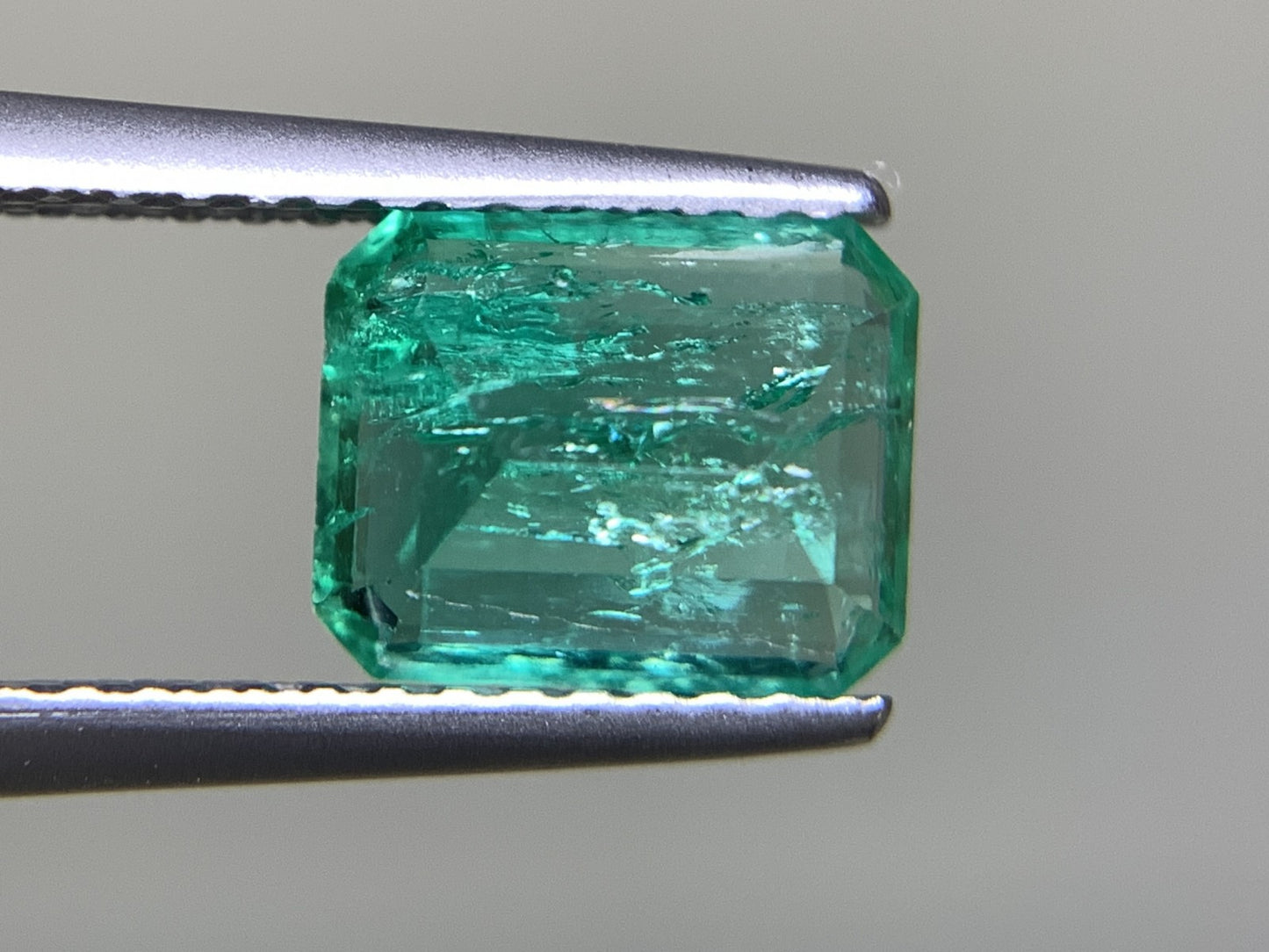 エメラルド 1.392ct 宝石ソーティング付き  7.6㎜×6.3㎜×3.8㎜  ルース（ 裸石 ） 2385Y