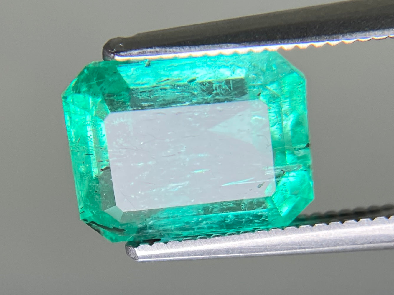 エメラルド 天然 2.937ct 中央宝石ソーティング付き 9.77㎜×7.61㎜×4.87㎜ ルース（ 裸石 ） 6912YY