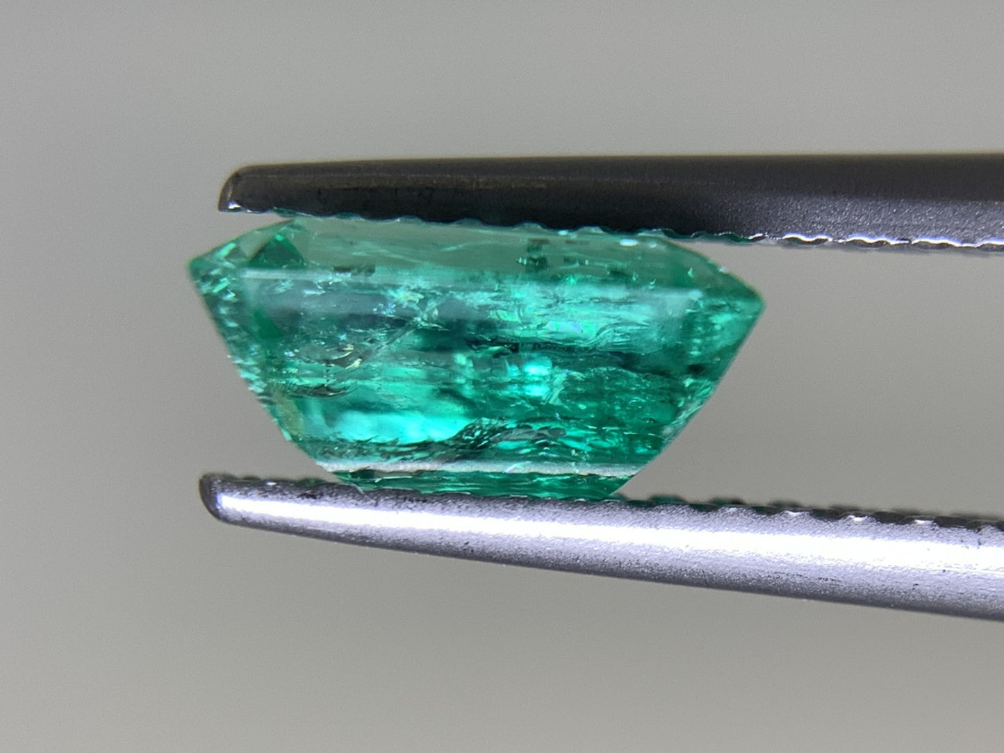 エメラルド 1.392ct 宝石ソーティング付き  7.6㎜×6.3㎜×3.8㎜  ルース（ 裸石 ） 2385Y