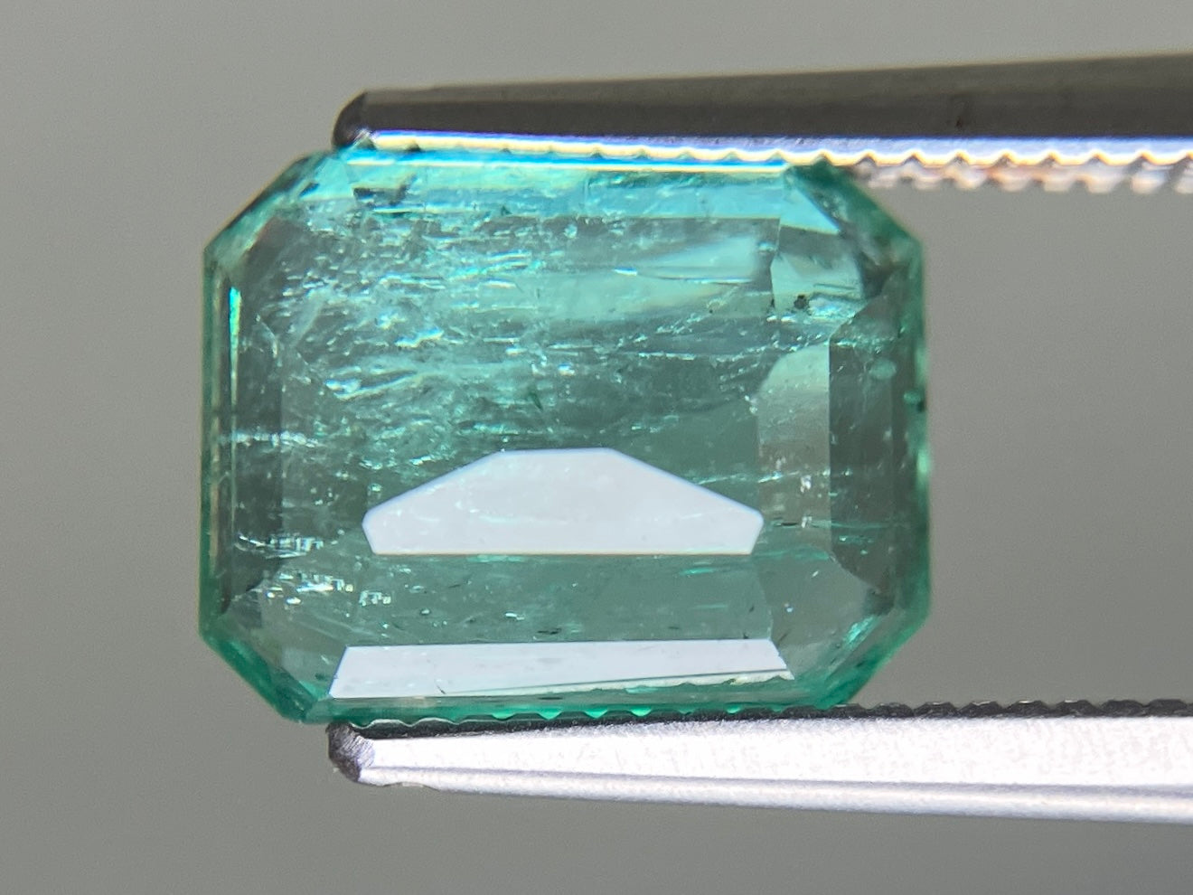 エメラルド 天然 2.937ct 中央宝石ソーティング付き 9.77㎜×7.61㎜×4.87㎜ ルース（ 裸石 ） 6912YY