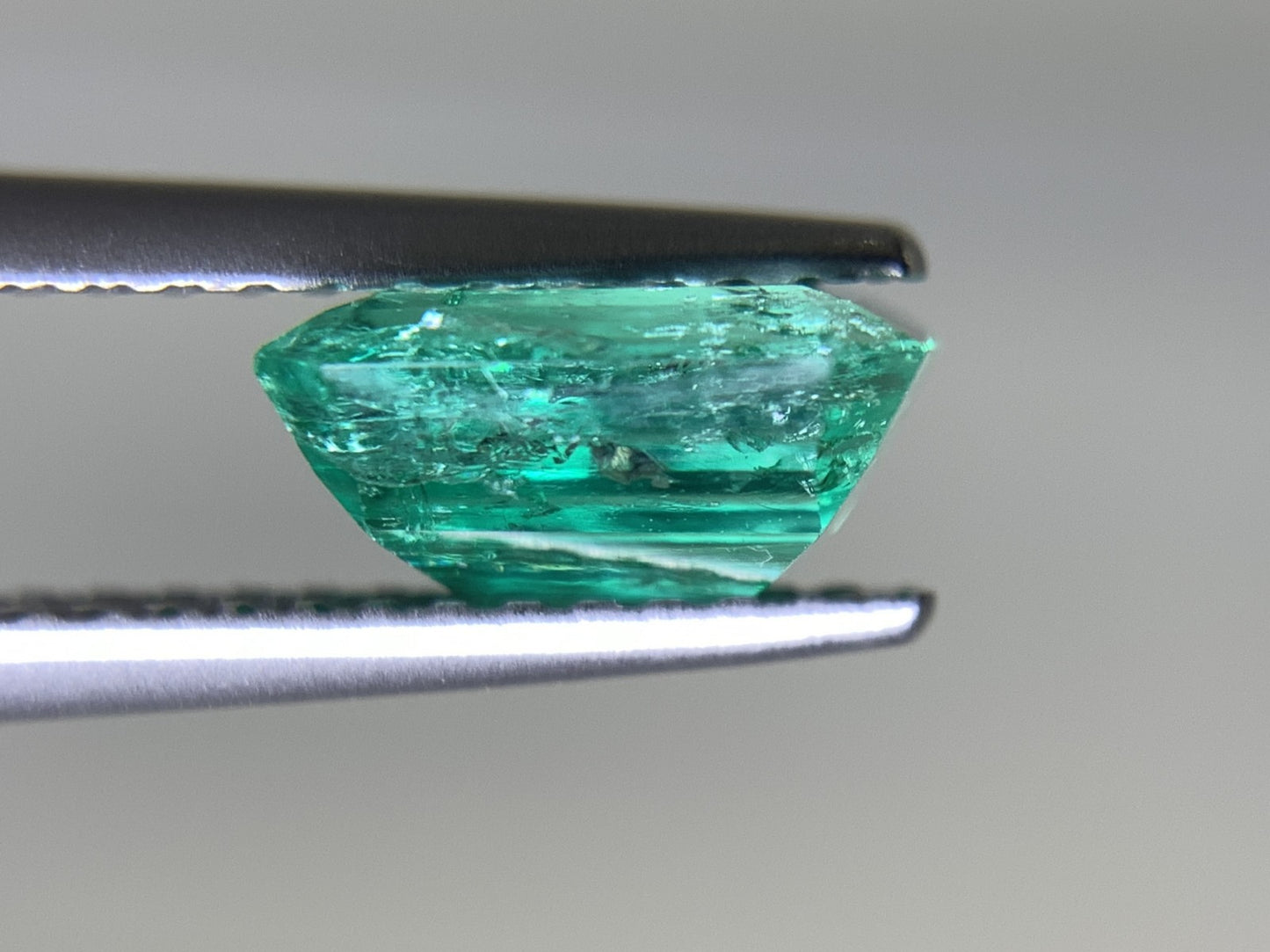 エメラルド 1.392ct 宝石ソーティング付き  7.6㎜×6.3㎜×3.8㎜  ルース（ 裸石 ） 2385Y