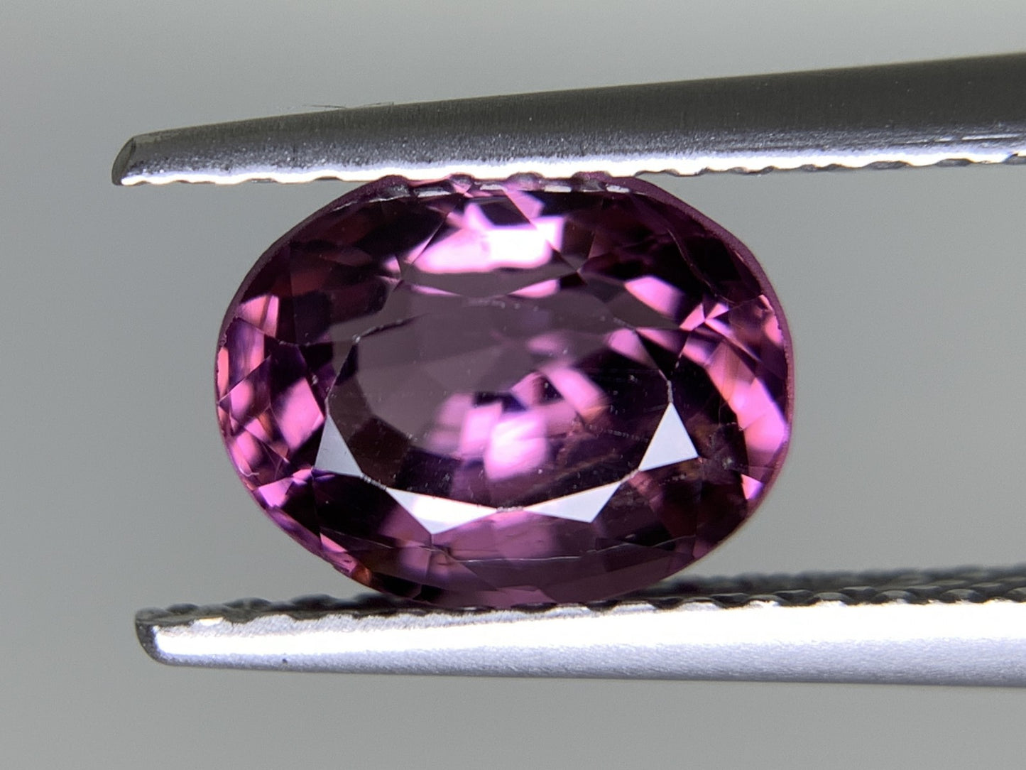 バイオレットスピネル 天然 1.634ct 宝石ソーティング付き 7.6㎜×6.1㎜×4.5㎜ ルース（ 裸石 ） 6588Y