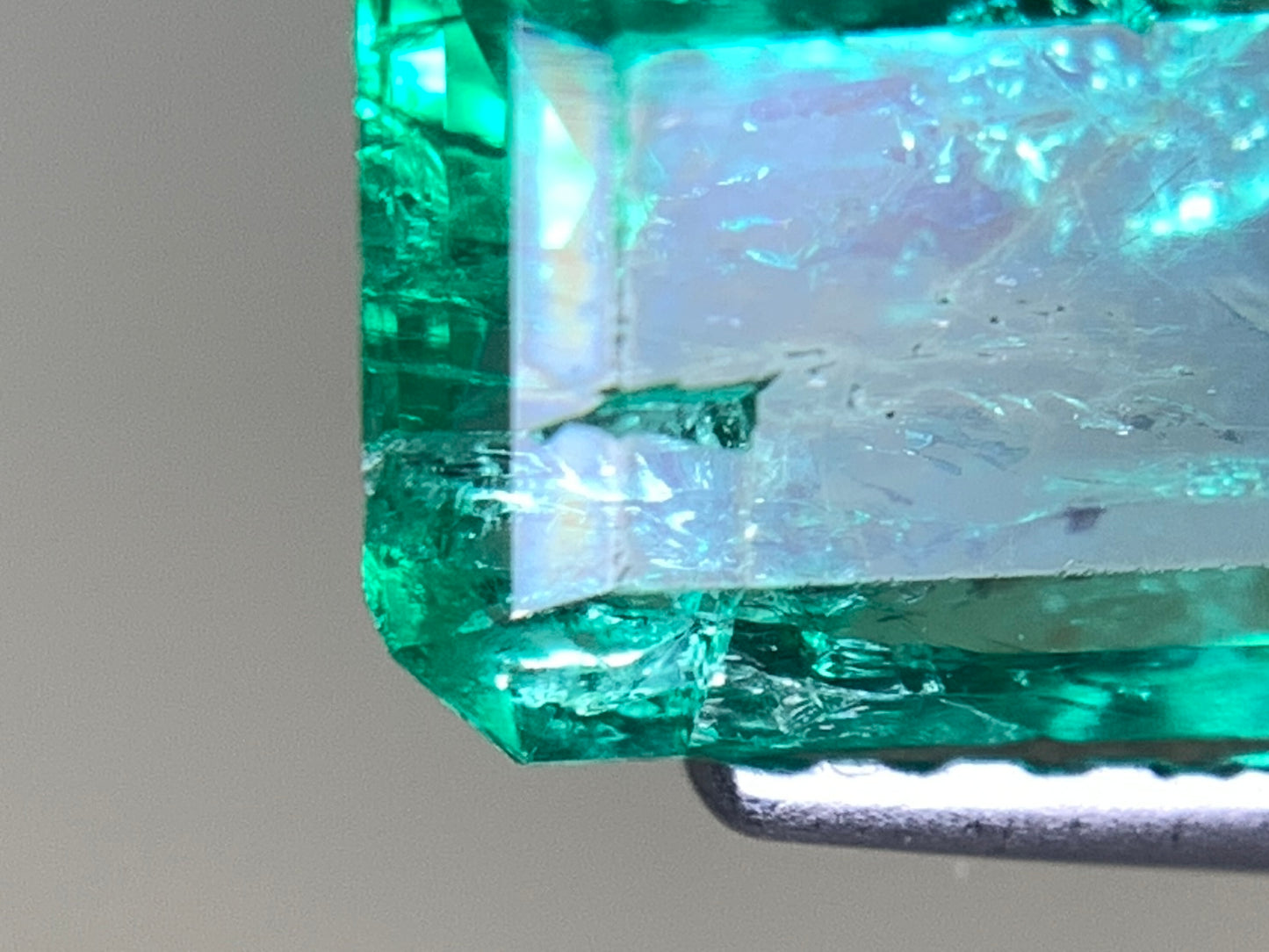 エメラルド 1.392ct 宝石ソーティング付き  7.6㎜×6.3㎜×3.8㎜  ルース（ 裸石 ） 2385Y