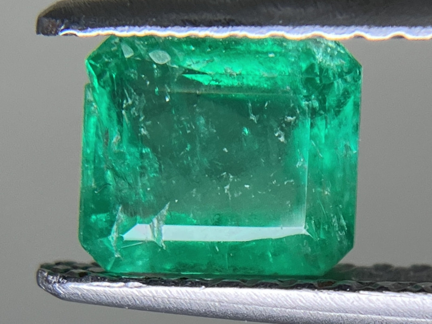 エメラルド 0.921ct 中央宝石ソーティング付き  6.25㎜×5.49㎜×3.51㎜  ルース（ 裸石 ） 4081YY