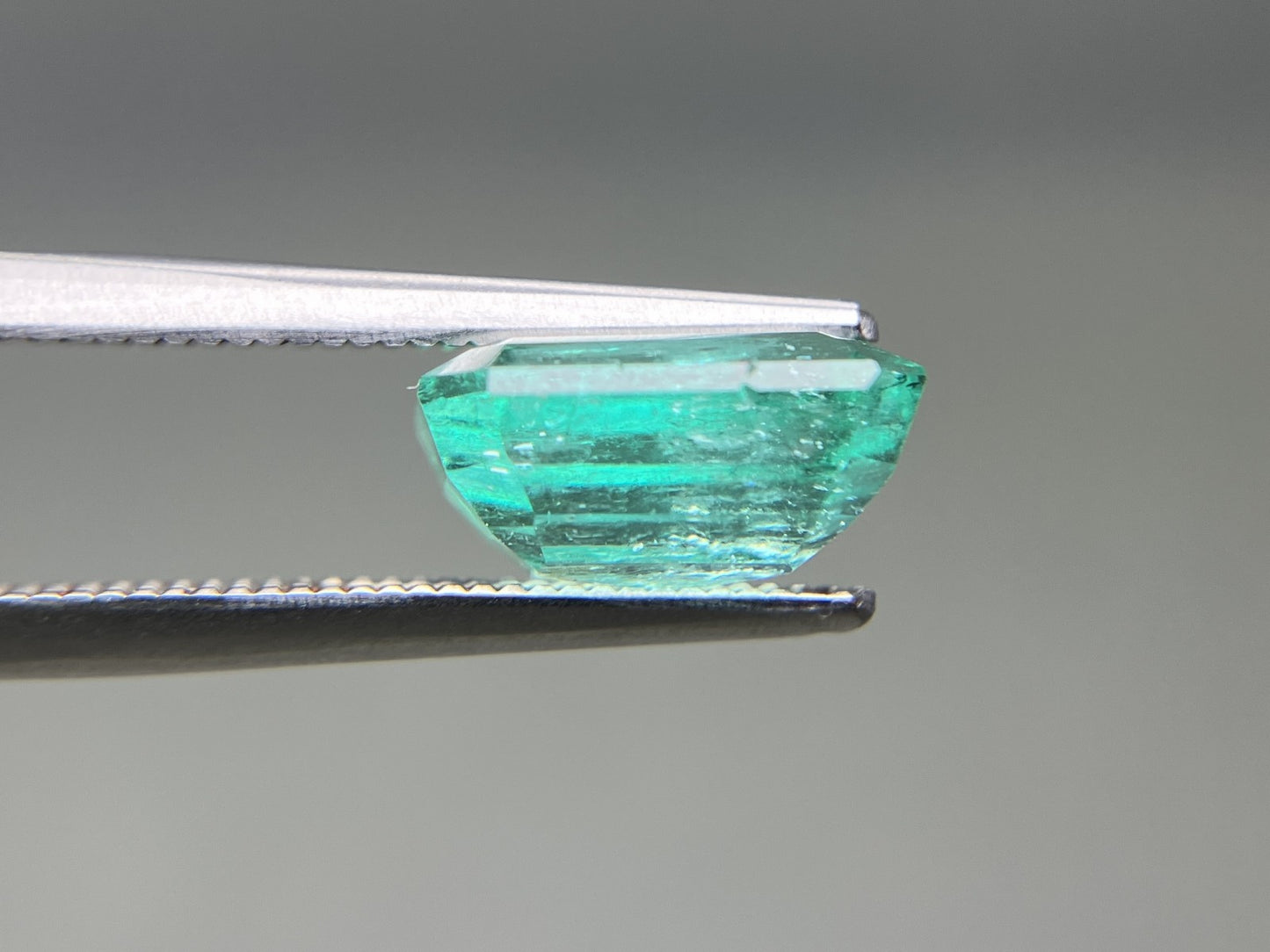 エメラルド 天然 2.937ct 中央宝石ソーティング付き 9.77㎜×7.61㎜×4.87㎜ ルース（ 裸石 ） 6912YY