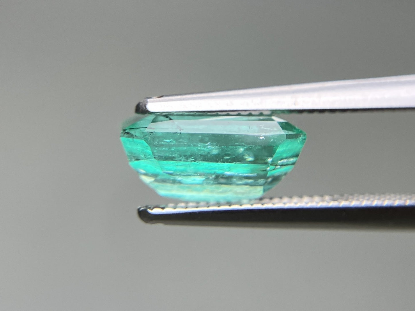 エメラルド 天然 2.937ct 中央宝石ソーティング付き 9.77㎜×7.61㎜×4.87㎜ ルース（ 裸石 ） 6912YY