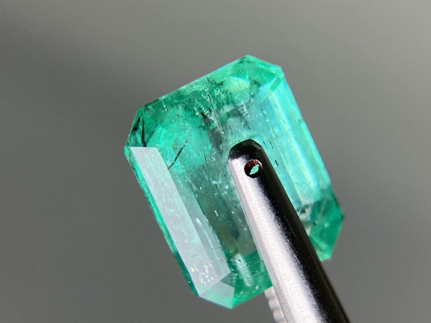 エメラルド 天然 2.937ct 中央宝石ソーティング付き 9.77㎜×7.61㎜×4.87㎜ ルース（ 裸石 ） 6912YY