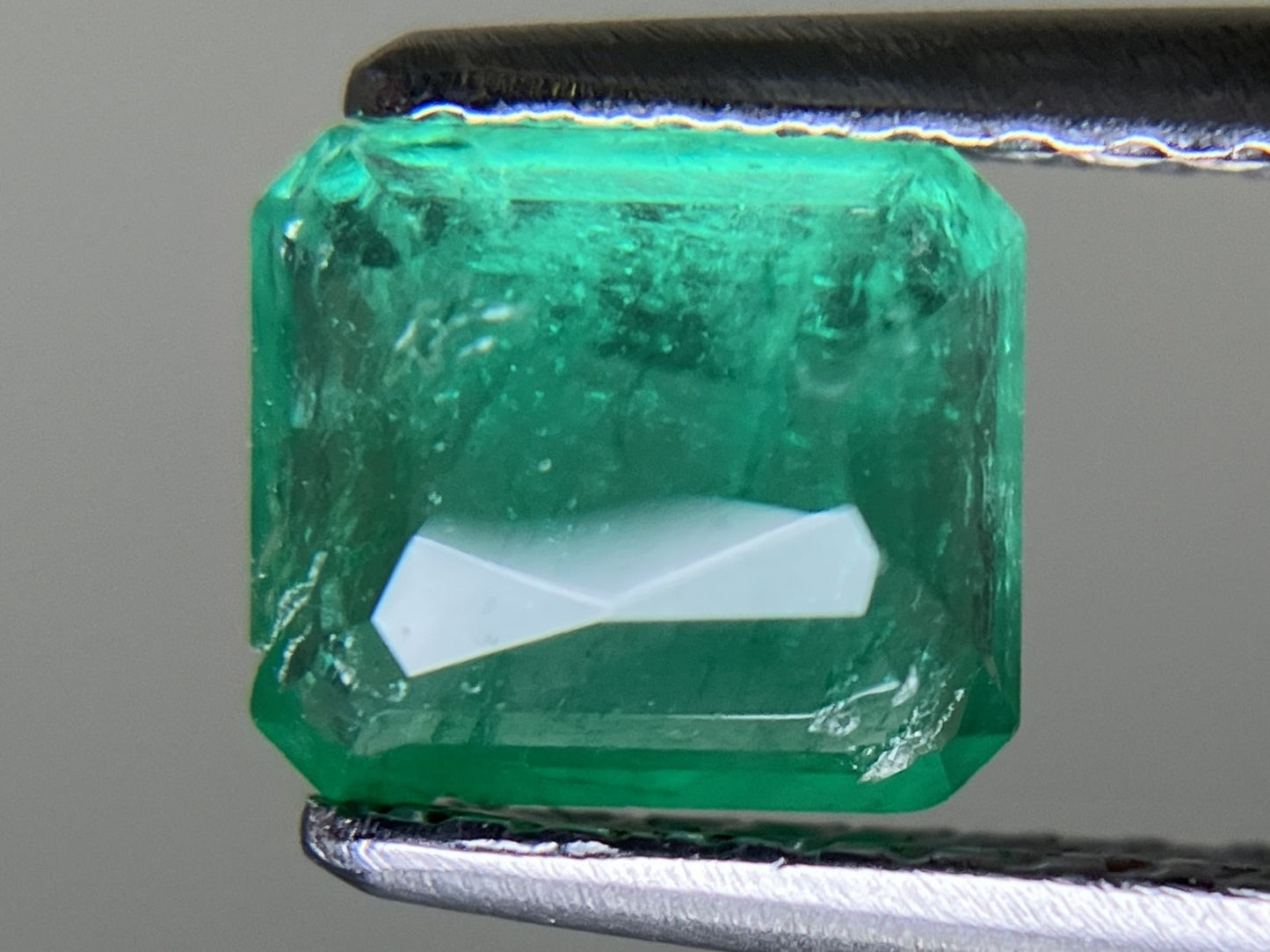 エメラルド 0.921ct 中央宝石ソーティング付き  6.25㎜×5.49㎜×3.51㎜  ルース（ 裸石 ） 4081YY
