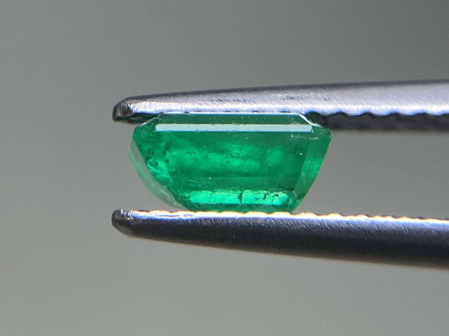 エメラルド 0.921ct 中央宝石ソーティング付き  6.25㎜×5.49㎜×3.51㎜  ルース（ 裸石 ） 4081YY