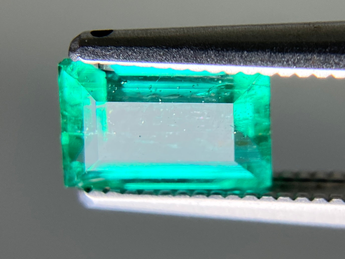 エメラルド 天然 1.059ct 中央宝石ソーティング付き 7.30㎜×4.71㎜×3.68㎜ ルース（ 裸石 ） 6914YY