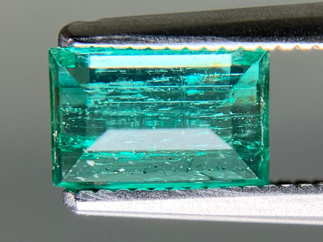 エメラルド 天然 1.059ct 中央宝石ソーティング付き 7.30㎜×4.71㎜×3.68㎜ ルース（ 裸石 ） 6914YY