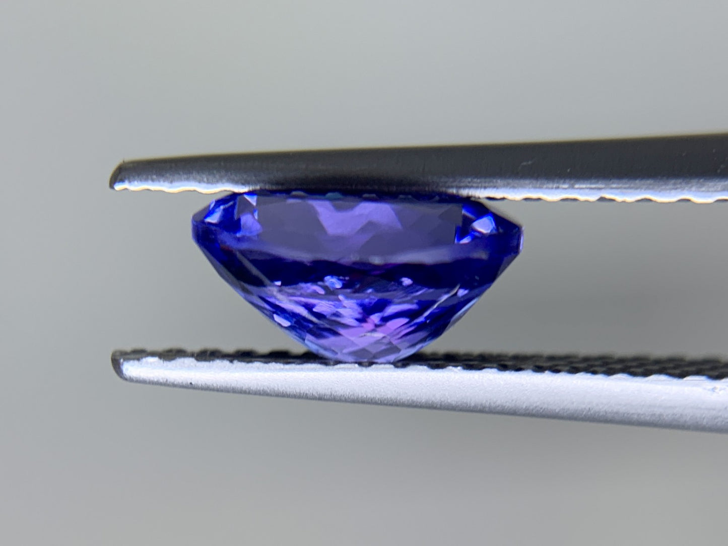 タンザナイト 1.419ct  宝石ソーティング付き  7.9㎜×5.9㎜×4.1㎜  ルース（ 裸石 ） 4224Y