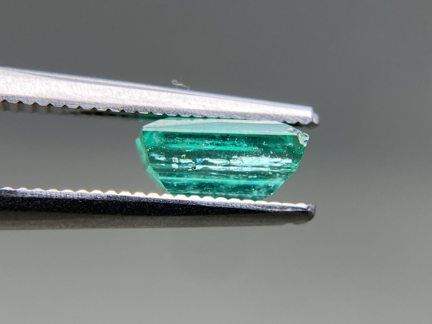 エメラルド 天然 1.059ct 中央宝石ソーティング付き 7.30㎜×4.71㎜×3.68㎜ ルース（ 裸石 ） 6914YY