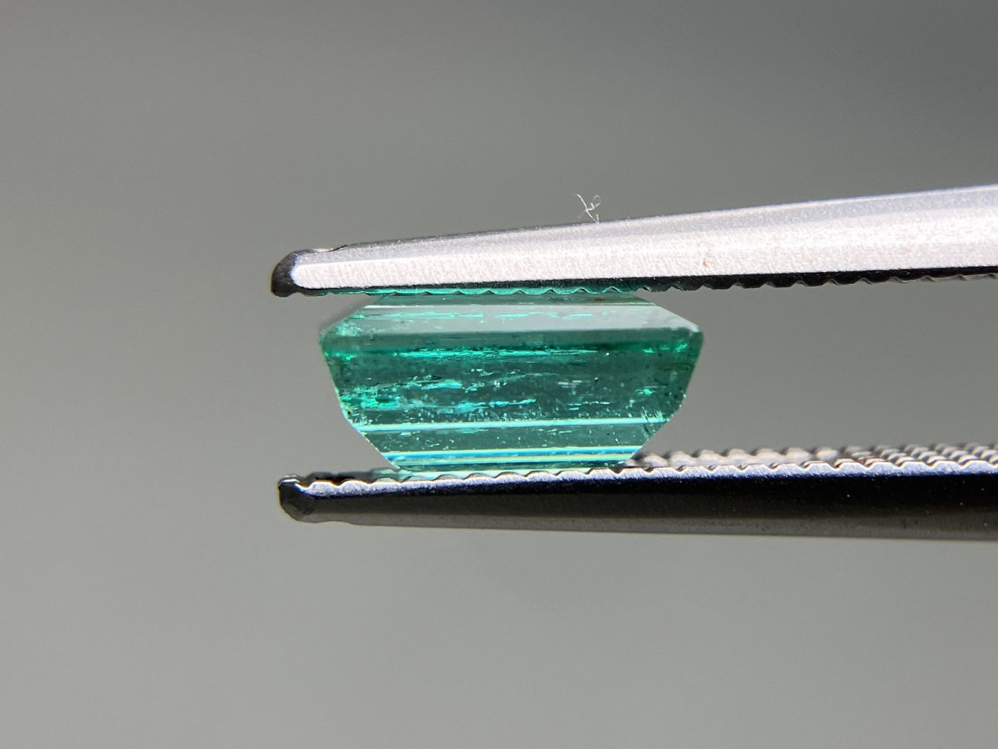 エメラルド 天然 1.059ct 中央宝石ソーティング付き 7.30㎜×4.71㎜×3.68㎜ ルース（ 裸石 ） 6914YY