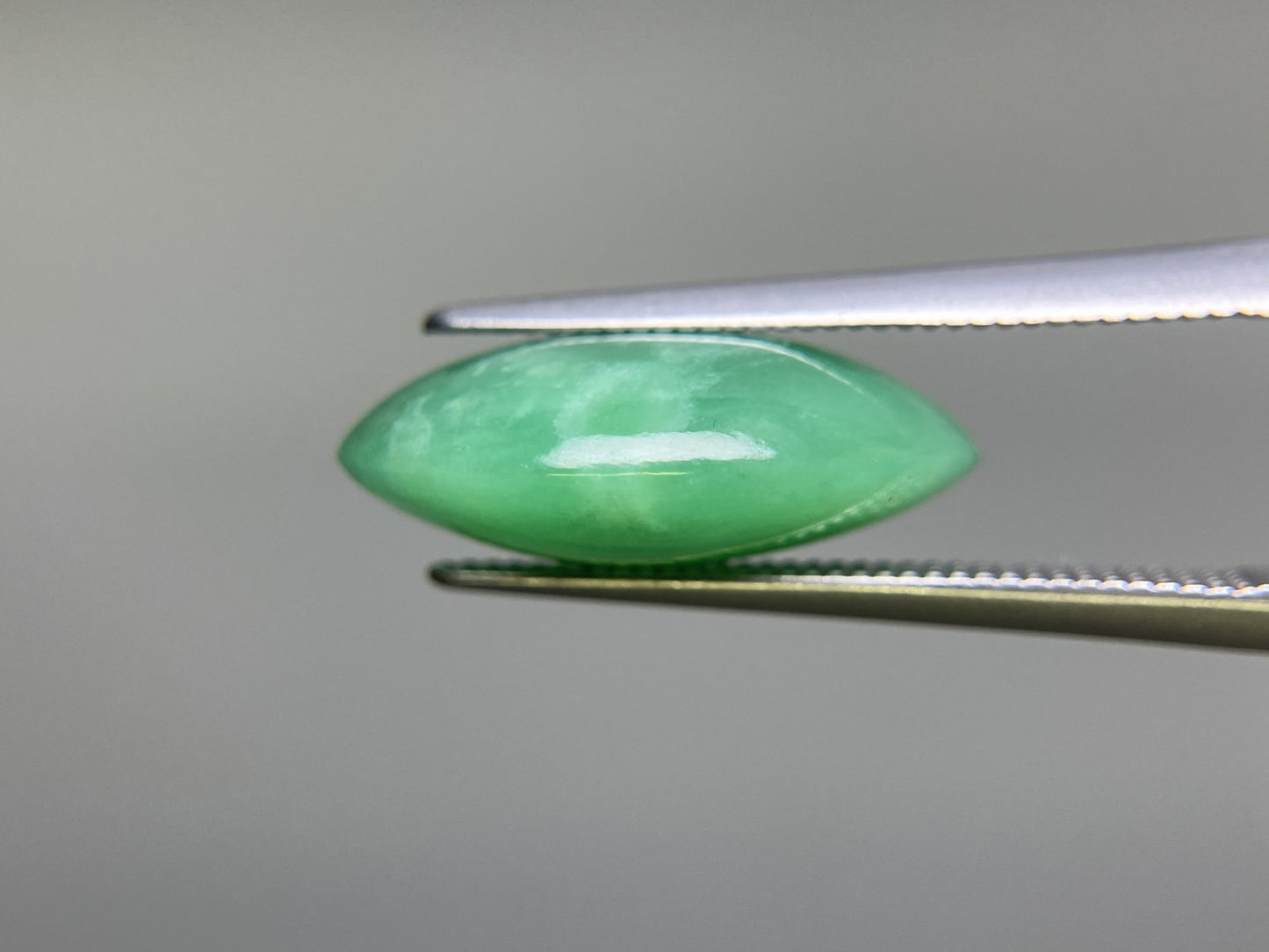 ヒスイ 翡翠　天然　9.523ct 宝石ソーティング付き 16.5㎜×12.0㎜×6.1㎜ ルース（ 裸石 ） 4835K
