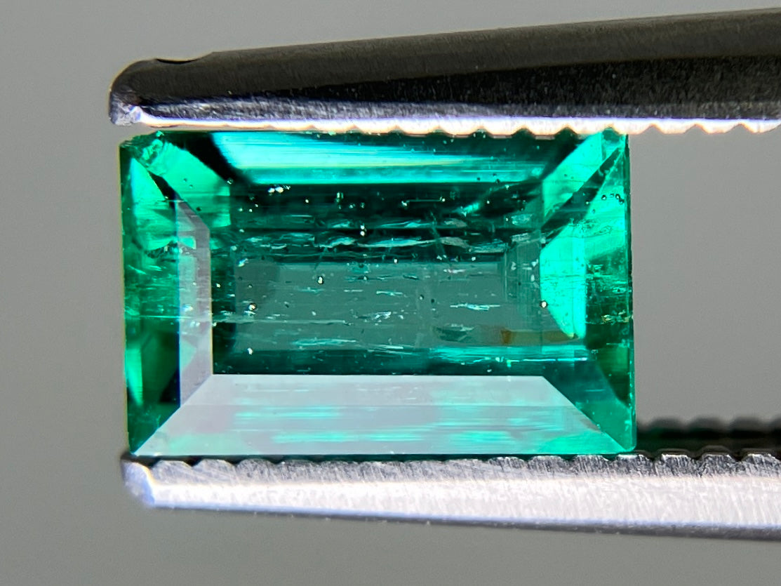 エメラルド 天然 1.059ct 中央宝石ソーティング付き 7.30㎜×4.71㎜×3.68㎜ ルース（ 裸石 ） 6914YY