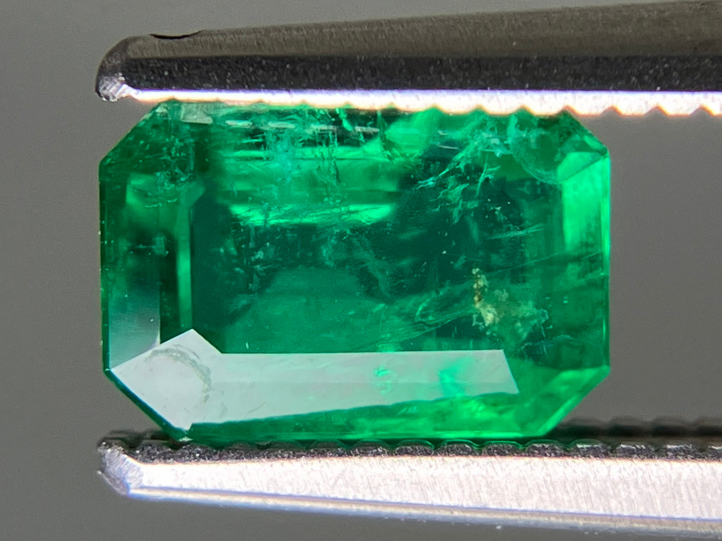 エメラルド 天然 0.942ct 中央宝石ソーティング付き 7.11㎜×4.82㎜×3.70㎜ ルース（ 裸石 ） 6911YY