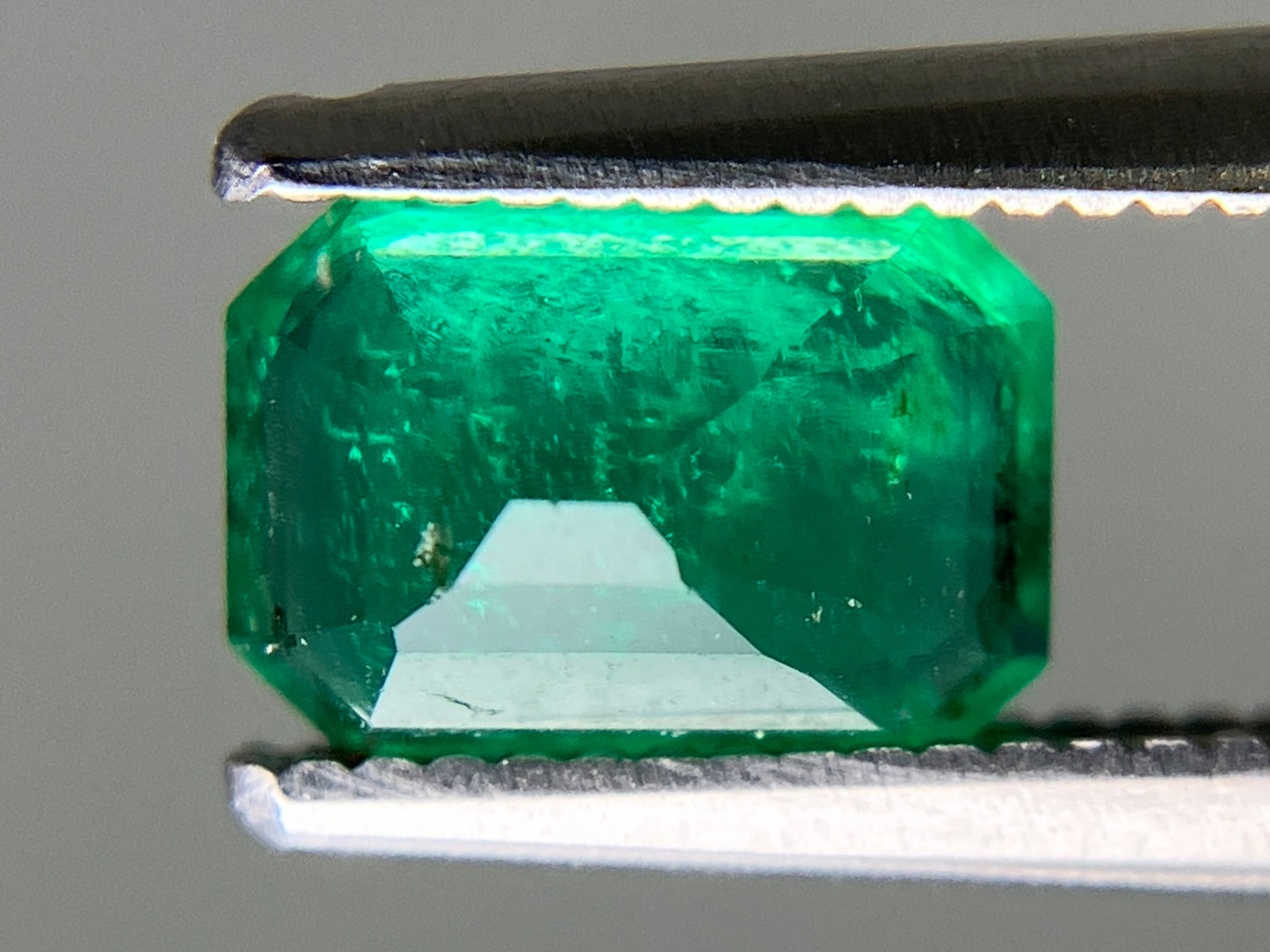 エメラルド 天然 0.942ct 中央宝石ソーティング付き 7.11㎜×4.82㎜×3.70㎜ ルース（ 裸石 ） 6911YY