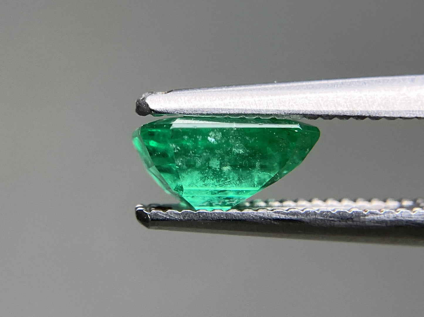 エメラルド 天然 0.942ct 中央宝石ソーティング付き 7.11㎜×4.82㎜×3.70㎜ ルース（ 裸石 ） 6911YY