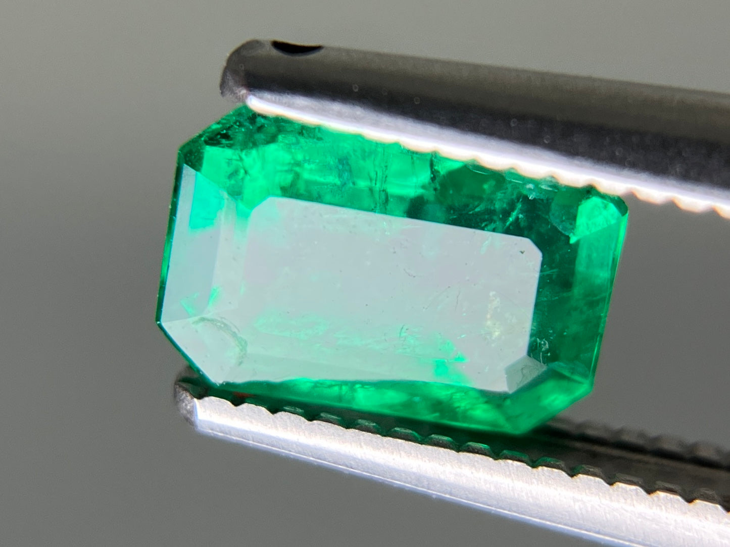 エメラルド 天然 0.942ct 中央宝石ソーティング付き 7.11㎜×4.82㎜×3.70㎜ ルース（ 裸石 ） 6911YY