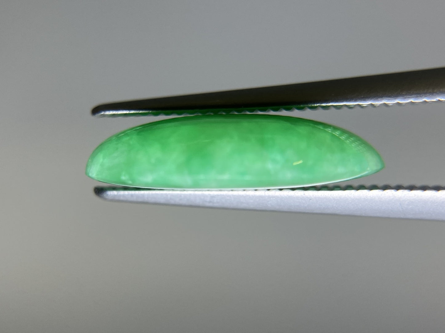 ひすい（ヒスイ 翡翠） 4.850ct 宝石ソーティング付き 14.6㎜×9.7㎜×3.7㎜ ルース（ 裸石 ） 4825K