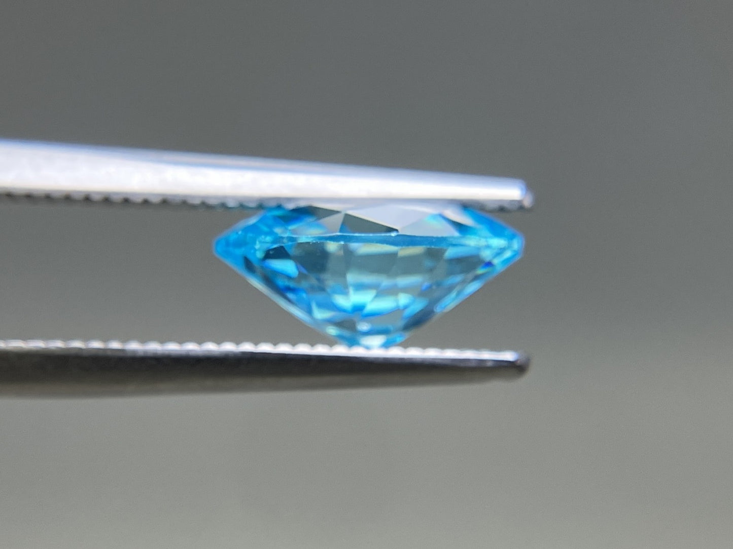 キュービックジルコニア 天然 4.156ct 宝石ソーティング付き 9.9㎜×7.9㎜×4.7㎜ ルース（ 裸石 ） 6977YY