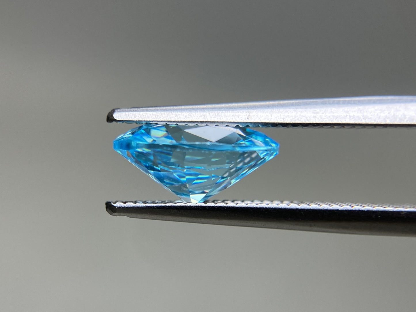キュービックジルコニア 天然 4.156ct 宝石ソーティング付き 9.9㎜×7.9㎜×4.7㎜ ルース（ 裸石 ） 6977YY